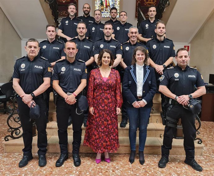 Los nuevos agentes y oficiales de la Policía Local de Teruel toman posesión de su cargo.