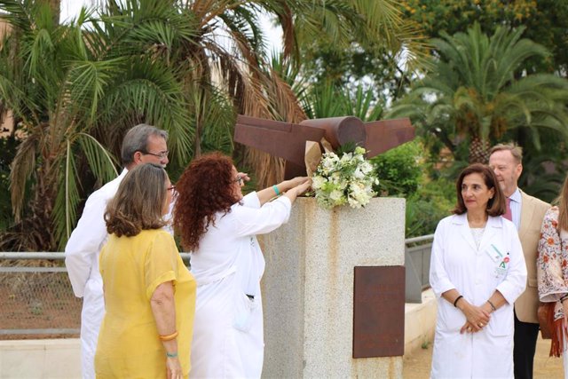 Ofrenda floral en el Monumento de los Donantes en el Virgen del Rocío de Sevilla con motivo del Día Nacional.