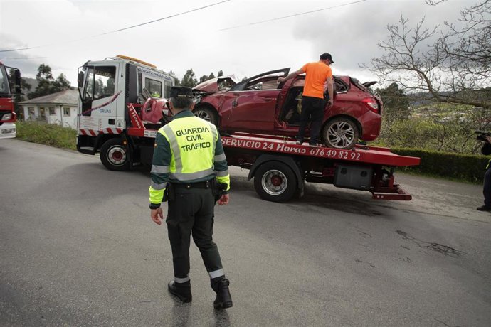 Archivo - Un Guardia Civil vigila la retirada del coche siniestrado, en el accidente, por una grúa, a 1 de abril de 2023, en Xove, Lugo, Galicia, (España). 