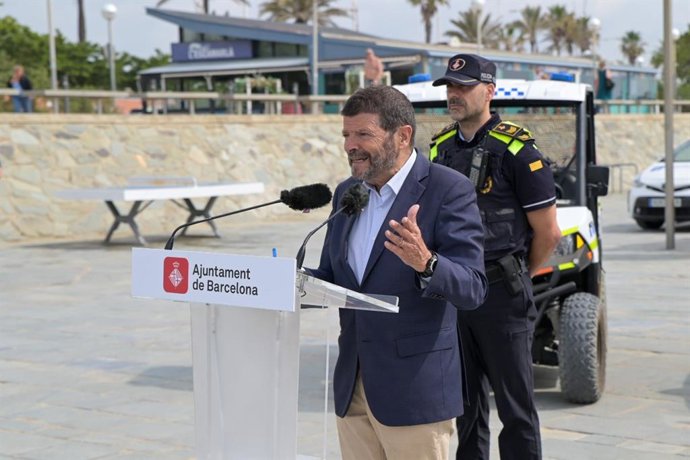 El teniente de alcalde de Seguridad de Barcelona, Albert Batlle, en la rueda de prensa para explicar el dispositivo de la Unitat de Platges.