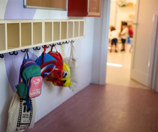 Archivo - Varias mochilas en una percha de un aula de 0 a 3 años del colegio.