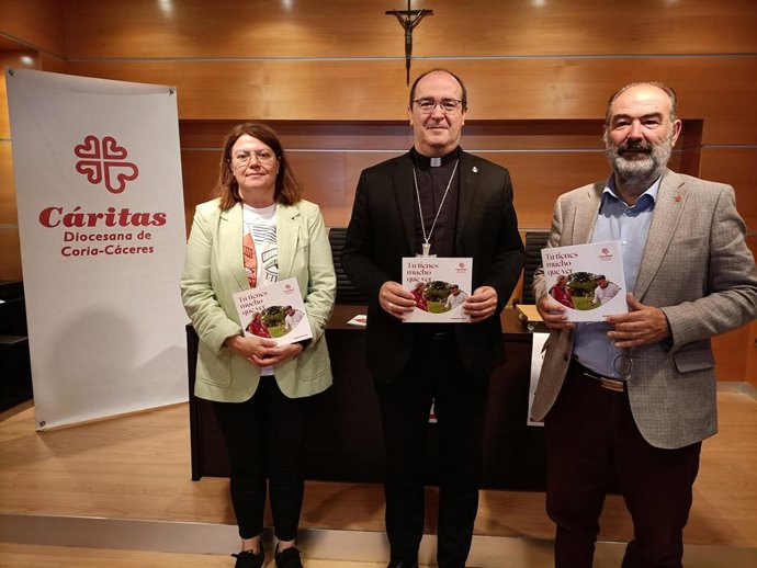 La secretaria de Cáritas Coria-Cáceres, Inmaculada Godoy, el obispo Jesús Pulido, y el director de Cáritas, Damián J. Niso, tras la presentación de la memoria de Cáritas de 2022