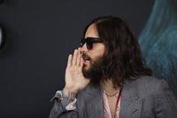 La última locura de Jared Leto: Se juega la vida trepando un edificio sin sujeción y protección