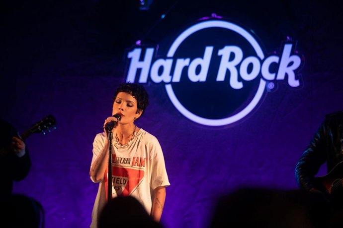 Hard Rock International Love Out Loud partner Halsey kicked off Pride Month at Hard Rock Cafe London Old Park Lane with a VIP performance and memorabilia donation to Hard Rocks celebrated collection. (Photo Credit: Jasmine Safaeian) (PRNewsfoto/Hard 