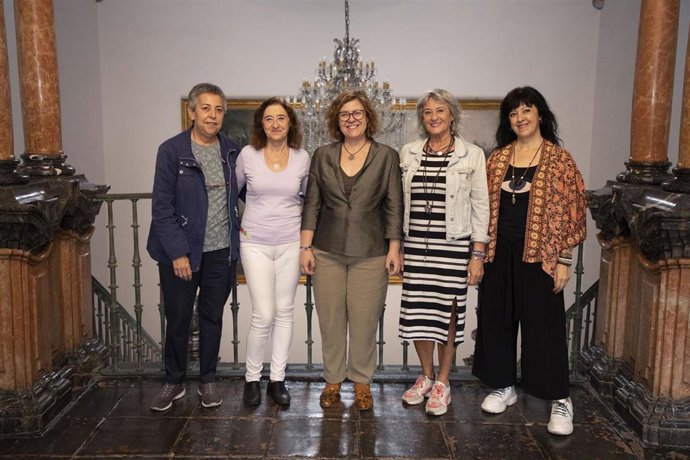 La delegada de Igualdad en la Diputación de Córdoba, Alba Doblas (centro), junto a representantes de la Plataforma contra la Violencia a las Mujeres.