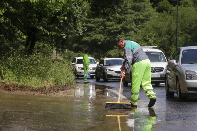 Un trabajador limpia los corrimientos de tierras en el Parque do Río Rato.