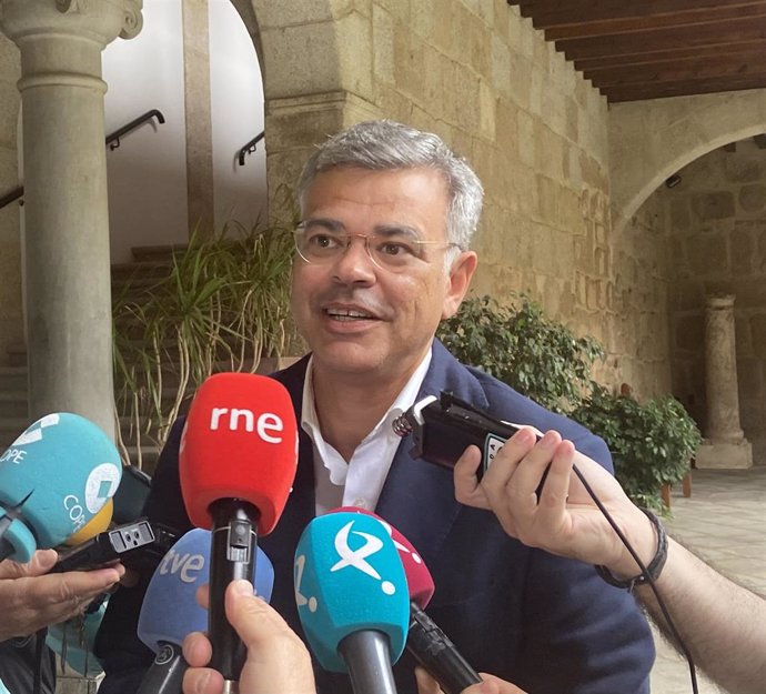 El portavoz de la Junta de Extremadura, Juan Antonio González, atiende a los medios