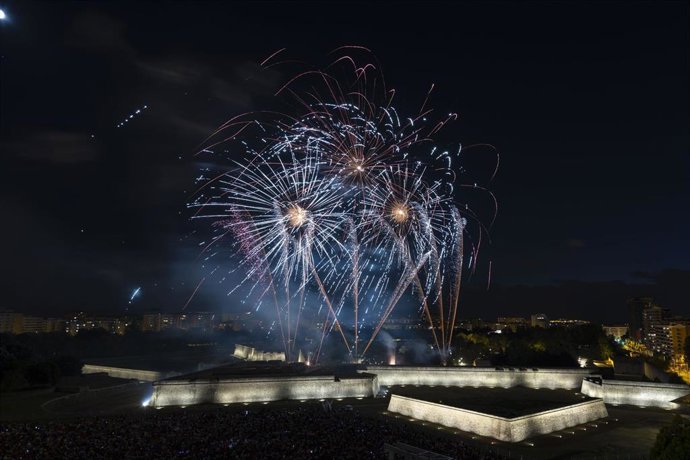 Archivo - Imagen de unos fuegos artificiales