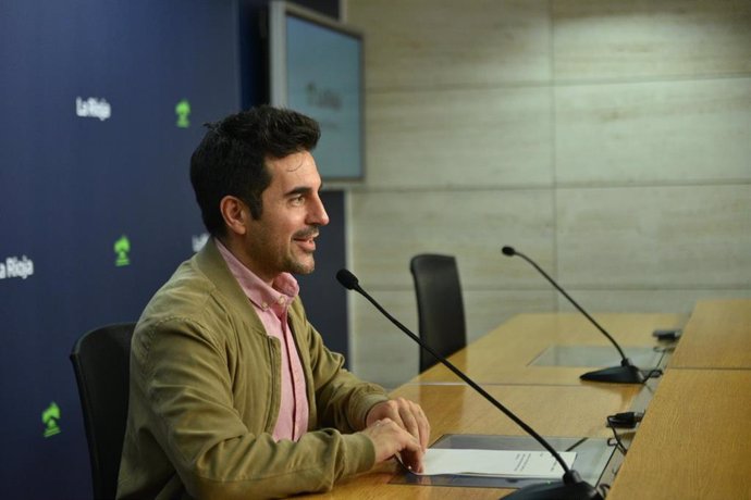 El portavoz del Gobierno de La RIoja, Álex Dorado, interviene en la comparecencia de prensa del Consejo de Gobierno