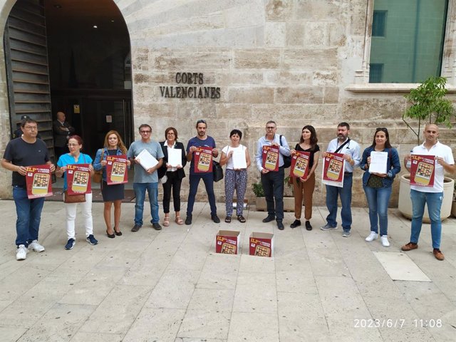 El Sindicat de Treballadors i Treballadores de l'Ensenyament del País Valencià (STEPV) ha entregat a Les Corts Valencianes un total de 23.108 firmes que recolzen la Iniciativa Legislativa Popular que reclama la baixada de les ràtios en l'ensenyament.