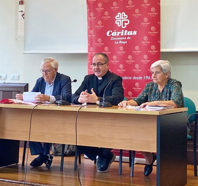 El director de Cáritas La Rioja, Fernando Beltrán,  con el Obispo de La Rioja, Santos Montoya, y la responsable de Acción Social, Caridad Garijo,