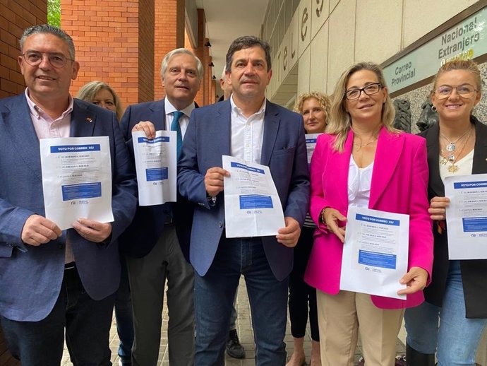 El presidente del Partido Popular de Ciudad Real, Miguel Ángel Valverde, y el candidato a la Alcaldía de Ciudad Real, Paco Cañizares, ante la oficina de Correos.