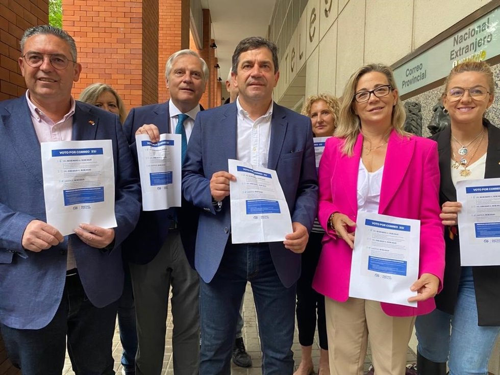 El presidente del Partido Popular de Ciudad Real, Miguel Ángel Valverde, y el candidato a la Alcaldía de Ciudad Real, Paco Cañizares, ante la oficina de Correos.