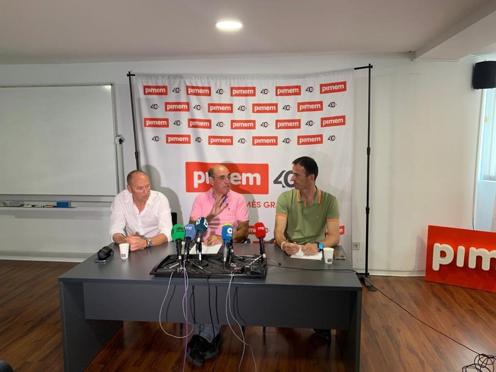 El presidente de la Asociación de Autónomos del Taxi de Mallorca, Biel Moragues, junto con el presidente de Pimem, Jordi Mora, en rueda de prensa