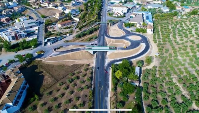 Nuevo puente en la A-339 (centro de la imagen) que se somete a una prueba de carga, que conlleva un corte parcial del tráfico en la carretera autonómica.