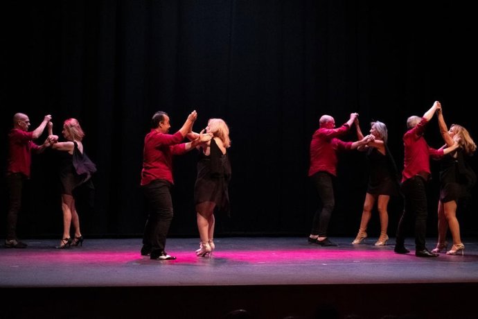 Bailes de salón es uno de los talleres que la Universidad Popular de Andalucía ofrecerá este verano.