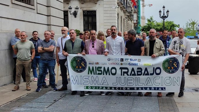 Concentración de la Plataforma por una Jubilación Digna y la Plena Equiparación Salarial, integrada por policías nacionales y guardias civiles, en Santander.
