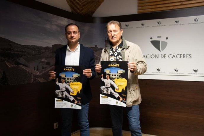 El diputado delegado de Deportes, Pablo Miguel López, y el presidente de la Federación Extremeña de Kárate, Daniel Timón en la presentación del XXI Trofeo Diputación de Cáceres de Kárate