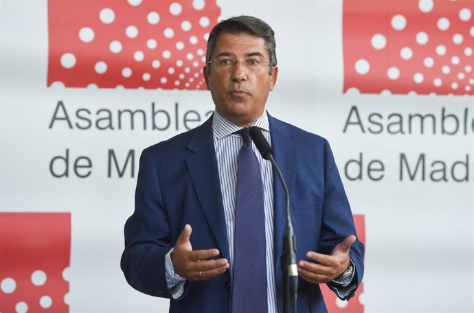 Archivo - El portavoz del Partido Popular, Pedro Muñoz Abrines, realiza declaraciones en un pleno en la Asamblea de Madrid, a 22 de septiembre de 2022, en Madrid (España) La Asamblea de Madrid arranca su curso político con un Pleno en el que se eligen a