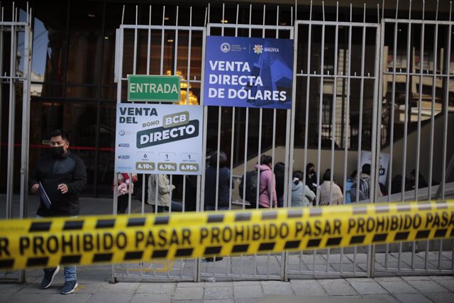 Archivo - Población se agolpa a las puertas de los bancos para conseguir dólares en Bolivia. Imagen del pasado mes de marzo