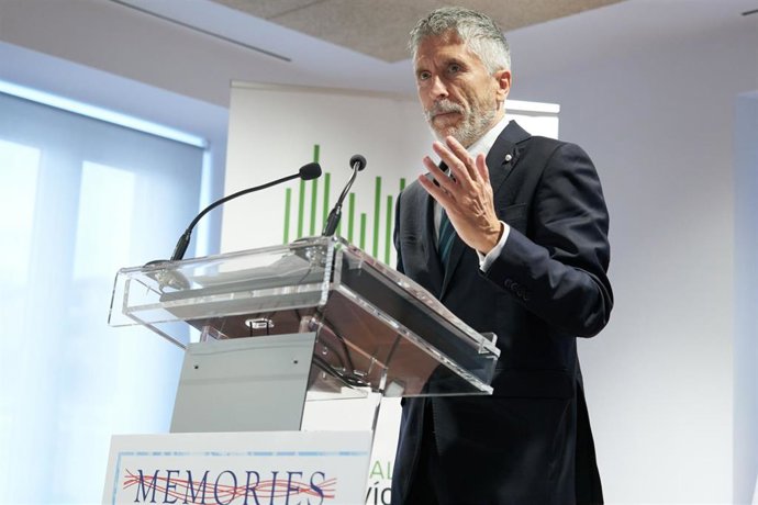 El ministro del Interior, Fernando Grande-Marlaska, interviene durante la presentación de la exposición 'Memorias', en el Centro Memorial de Víctimas del Terrorismo