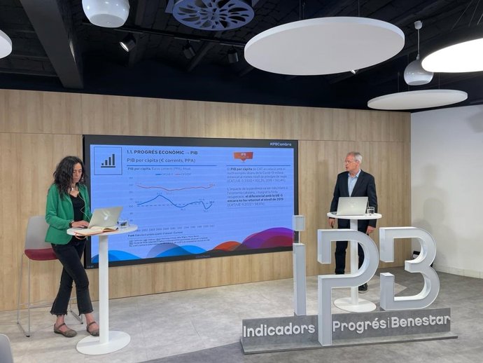 La presidenta de la Cámara de Barcelona, Mnica Roca, y el director del Gabinete de Estudios de la entidad de derecho público, Joan Ramón Rovira, en el balance de la evolución de los IPB.
