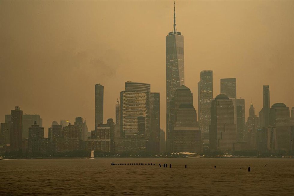 Una nube naranja cubre el cielo de Nueva York