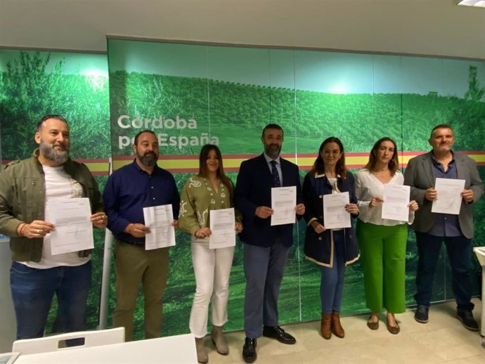 Rafael Saco con los concejales de Vox elegidos por el partido judicial de Córdoba.