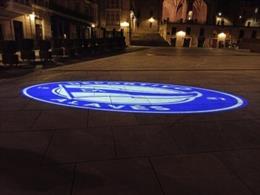 Escudo del Deportivo Alavés sobre la plaza de la Virgen Blanca