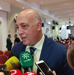 Antonio Ruiz atiende a los periodistas.