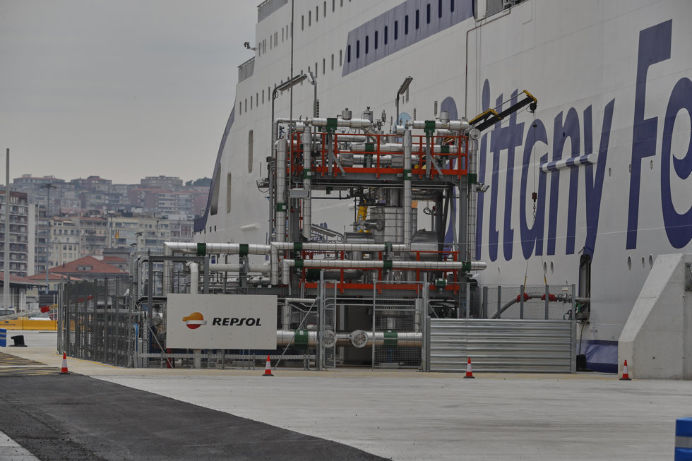 Instalación de Gas Natural Licuado de Repsol en el puerto de Santander