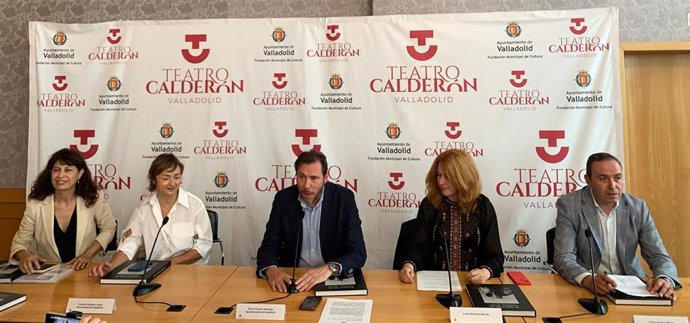 De izquierda a derecha: la concejal de Cultura y Turismo en funciones, Ana Redondo; la vicerrectora de la UVA Carmen Pacheco, el alcalde en funciones, Óscar Puente; Lucía Quintana, y el vicepresidente de la Diputación de Valladolid Víctor Alonso.