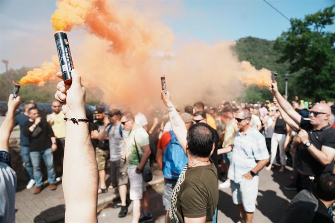 Miembros de la unidad sindical de la Ertzaintza con bengalas de color y pancartas durante una protesta para exigir mejoras salariales, a 6 de junio de 2023, en Busturia, Vizcaya, País Vasco (España). Los sindicatos ErNE, Esan, Euspel y SIPE han convocad