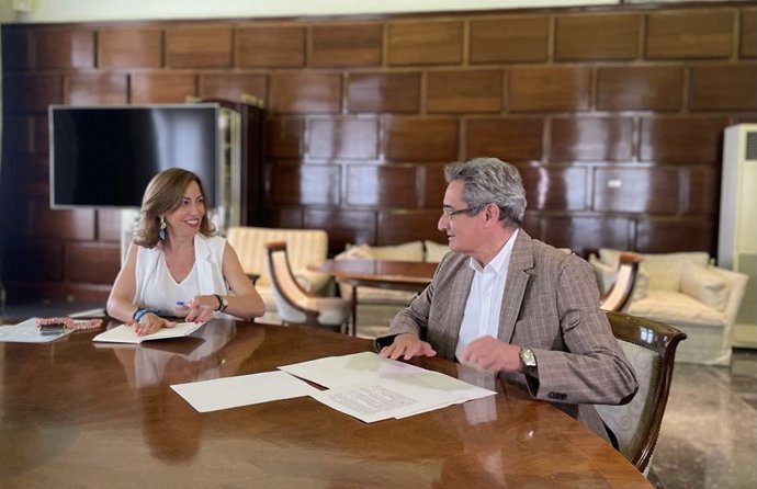 La candidata del PP a la Alcaldía de Zaragoza, Natalia Chueca, y el candidato de VOX, Julio Calvo