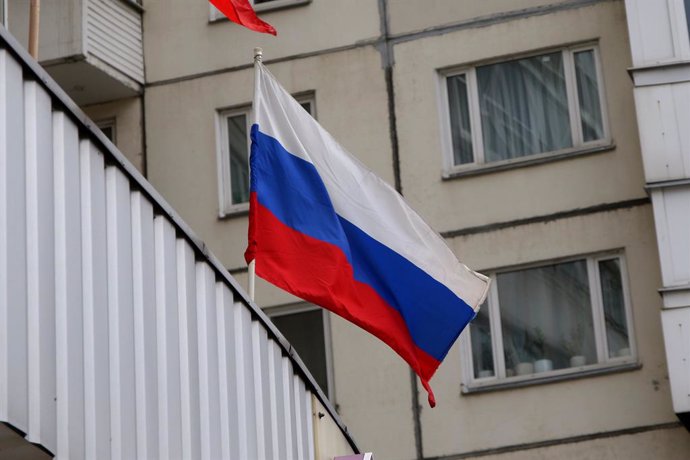 Archivo - Imagen de archivo de una bandera de Rusia en San Petersburgo.