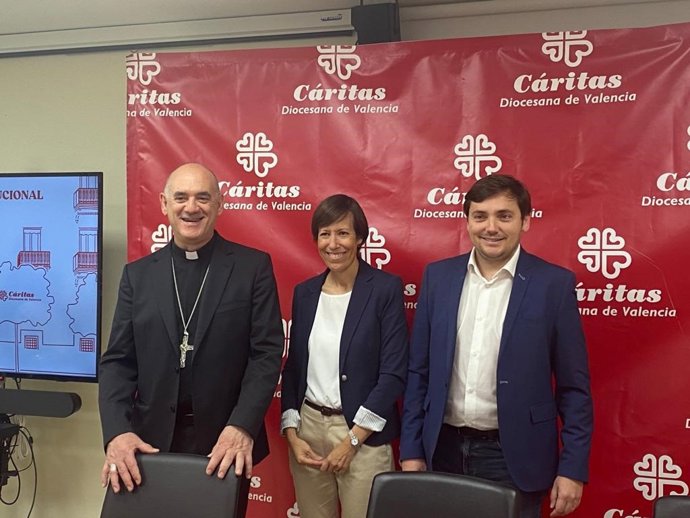 El obispo auxiliar de Valencia y responsable del área de Acción Caritativa y Social de la diócesis, Arturo Ros, el director de Cáritas, Ignacio Grande, y la secretaria general de Cáritas Diocesana de Valencia, Aurora Aranda, presentan las memoria de 2022