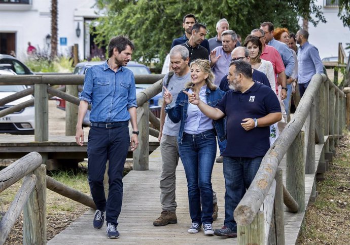 La vicepresidenta segona del Govern i ministra de Treball i Economia Social, Yolanda Díaz (c), durant la seua visita al Parc Natural de Doñana al costat del portaveu de campanya de Sumar, Ernest Urtasun.