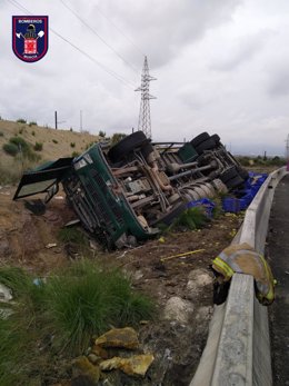 Imagen del camión volcado facilitada por los Bomberos de Murcia