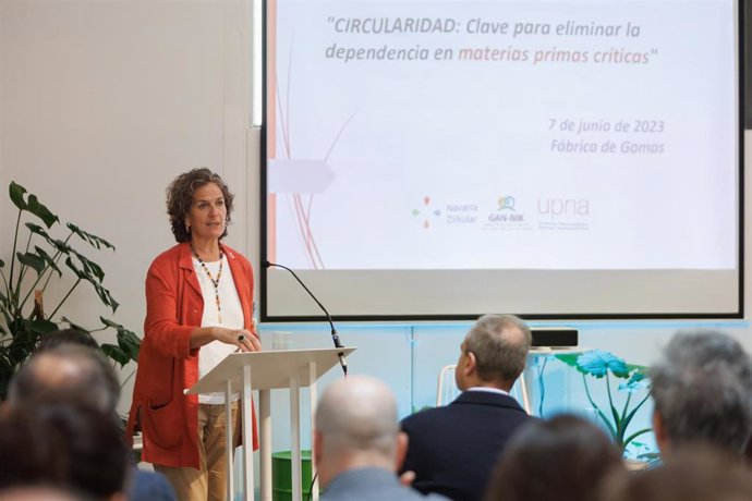 La consejera de Desarrollo Rural y Medio Ambiente, Itziar Gómez, en la presentación de la Cátedra Transferencia e Innovación en Economía Circular.