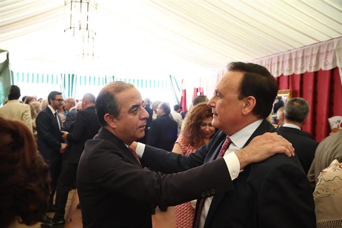 Archivo - El consejero de Universidad e Innovación; José Carlos Gómez Villamandos (d), saluda al rector de la Universidad de Sevilla, Miguel Ángel Castro (i), durante la recepción de la caseta de la Fuerza Terrestre en la Feria de Abril. 