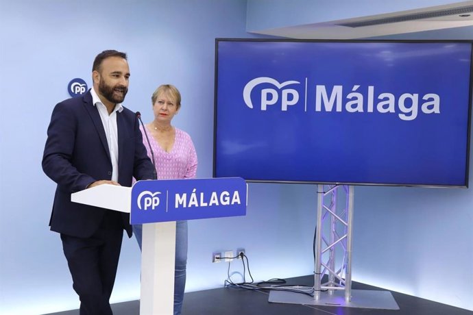 Los diputados nacionales por el PP de Málaga Mario Cortés y Gema Pérez, en rueda de prensa