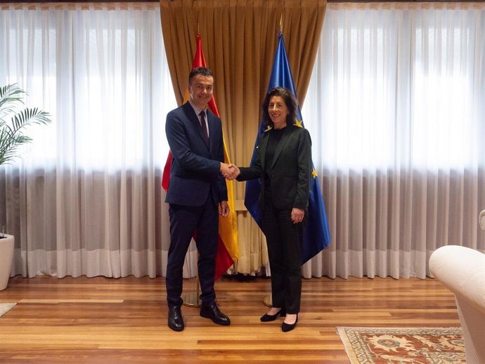 El ministro de Industria, Comercio y Turismo, Hécto Gómez (izq) y la secretaria de Comercio de Estados Unidos, Gina Raimondo (der).