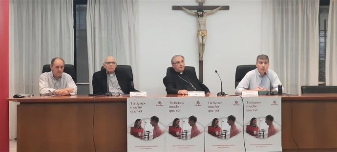 El arzobispo de Mérida-Badajoz, el delegado episcopal de Cáritas Diocesana, y el director de la institución presentan la memoria institucional de Cáritas 2022.
