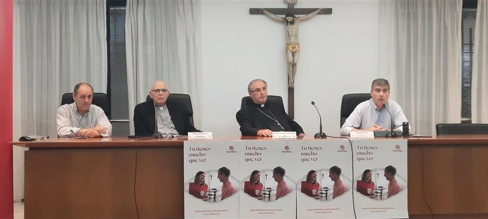El arzobispo de Mérida-Badajoz, el delegado episcopal de Cáritas Diocesana, y el director de la institución presentan la memoria institucional de Cáritas 2022.