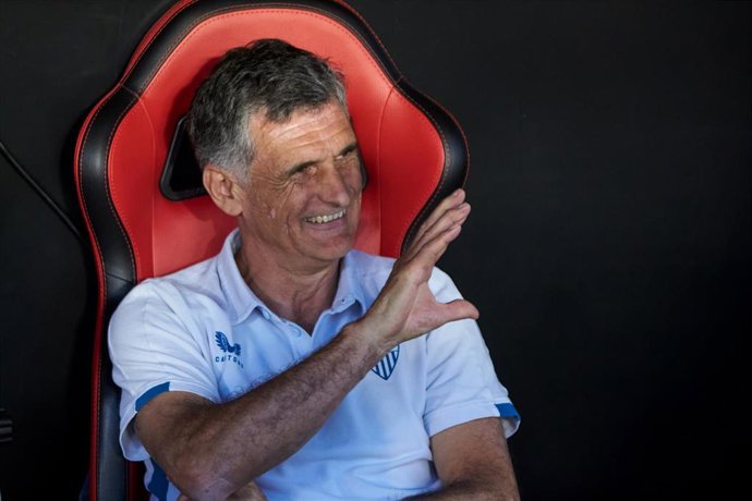 Archivo - José Luis Mendilibar saluda sonriente durante un partido del Sevilla