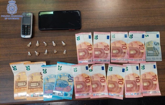 Imagen de la droga y dinero fraccionado incautado este pasado fin de semana durante una intervención.