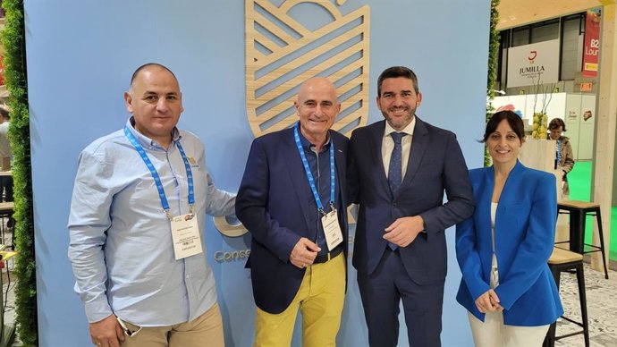 El consejero en funciones, Antonio Luengo, en el stand del Consejo de Agricultura Ecológica de la Región de Murcia en la feria Organic Food