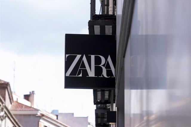 Archivo - Un cartel de una tienda Zara, a 5 de marzo de 2022, en Madrid (España). 
