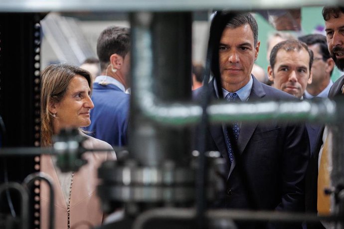 Archivo -  La vicepresidenta Teresa Ribera en un acto público con el presidente Pedro Sánchez 