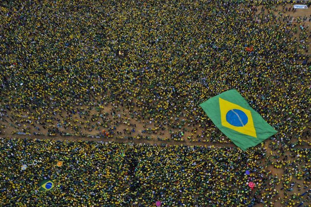 Archivo - 07 September 2022, Brazil, Brasilia: People wave Brazilian flags 